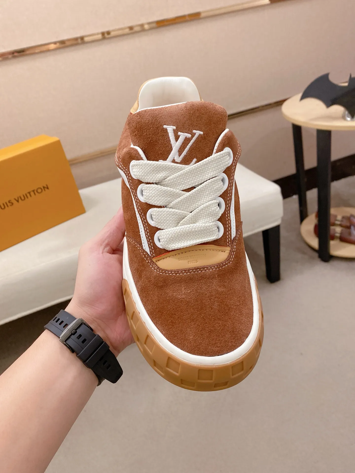 Factory price: 480💰 LV 🫏The colorful interpretation of BUTTERSOFT sneakers combines sheepskin, The colorful interpretation of LV BUTTERSOFT sneakers combines sheepskin and calfskin for a super soft feel. Designed by Pharrell Williams, this '60s-inspired shoe features a padded upper that's been crafted by Louis Vuitton craftsmen to further enhance the comfort of the leather. In addition to the LV initials, it features multiple signatures, including natural leather trim and an embossed pattern of Pharrell Williams and lobster on the side, referencing the Fall/Winter 2025 men’s show. A must-have artifact for fashionistas✅ Code number 38-44